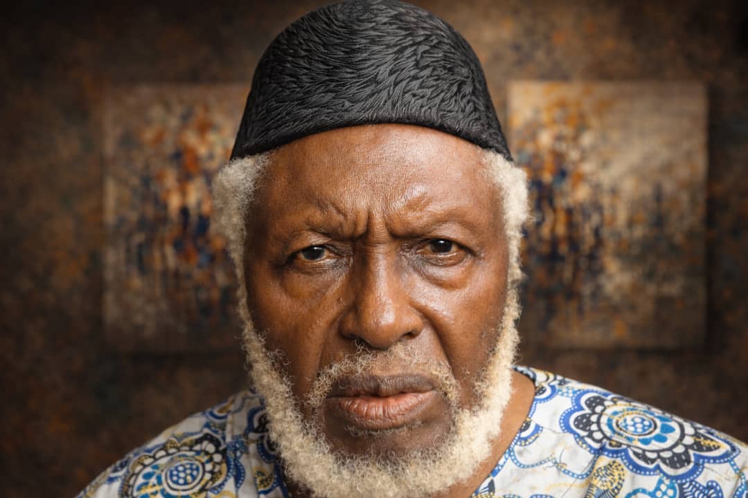 Henri Delaunay dans sa bibliothèque, noir et blanc sépia